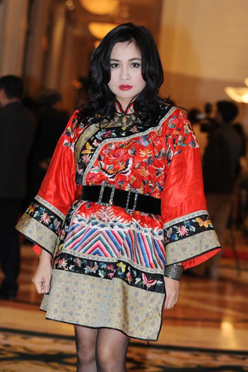 Tuy nhiên có rất nhiều người liên tục chê bai sự diêm dúa quá mức cần thiết và không hợp tuổi của nữ diva này. Tuy nhiên có rất nhiều người liên tục chê bai sự diêm dúa quá mức cần thiết và không hợp tuổi của nữ diva này.