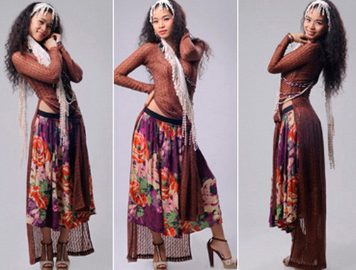 3. Ca sĩ Đồng Lan Chơi khá thân với Mai Khôi nên phong cách của ca sĩ Đồng Lan cũng có nhiều nét tương đồng ở sự nổi loạn, khác người. Không theo đuổi sự sexy như Mai Khôi,Đồng Lan để lại dấu ấn ở phong cách của những cô gái digan. Các kiểu váy áo rách rưới, chất liệu lưới, tua rua lùi nhùi đặc biệt được nữ ca sĩ này yêu thích. Đặc biệt với mái tóc xồm không thể hòa lẫn, Đồng Lan luôn chọn cho mình những kiểu bờm đậm chất bohemieng. 3. Ca sĩ Đồng Lan Chơi khá thân với Mai Khôi nên phong cách của ca sĩ Đồng Lan cũng có nhiều nét tương đồng ở sự nổi loạn, khác người. Không theo đuổi sự sexy như Mai Khôi,Đồng Lan để lại dấu ấn ở phong cách của những cô gái digan. Các kiểu váy áo rách rưới, chất liệu lưới, tua rua lùi nhùi đặc biệt được nữ ca sĩ này yêu thích. Đặc biệt với mái tóc xồm không thể hòa lẫn, Đồng Lan luôn chọn cho mình những kiểu bờm đậm chất bohemieng.