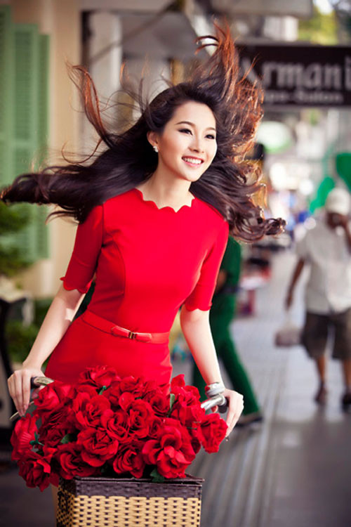 Tông màu đỏ rực rỡ cùng thiết kế đơn giản Thu Thảo thật rạng ngời và nổi bật. Tông màu đỏ rực rỡ cùng thiết kế đơn giản Thu Thảo thật rạng ngời và nổi bật.