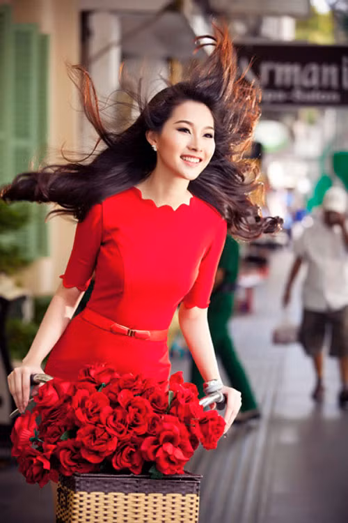 Tông màu đỏ rực rỡ cùng thiết kế đơn giản Thu Thảo thật rạng ngời và nổi bật.