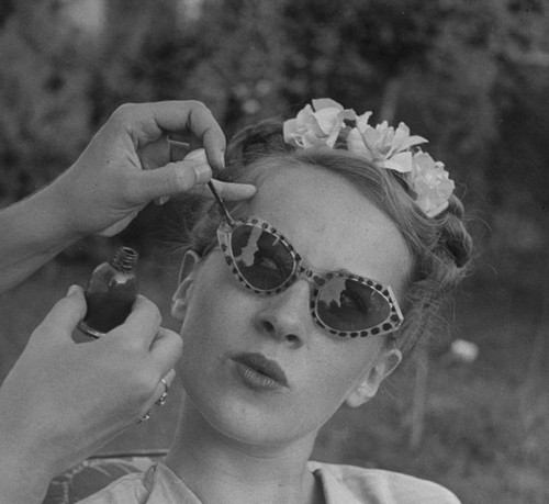 Những hình thức để tạo nên kiểu dáng kính râm cũng được phổ biến theo nhiều cách khác nhau.