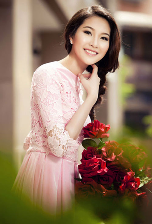 Chiếc váy ren tông hồng nhạt kín đáo nhưng vẫn toát lên nét quyến rũ làm say đắm lòng người. Chiếc váy ren tông hồng nhạt kín đáo nhưng vẫn toát lên nét quyến rũ làm say đắm lòng người.