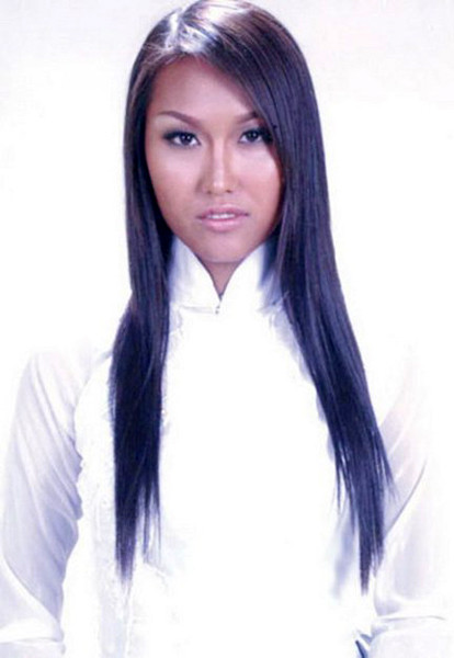 Ở tuổi thiếu nữ, cô đã nung nấu quyết tâm thay đổi nhan sắc bằng phẫu thuật thẩm mỹ. Người đẹp bắt đầu bằng việc sửa mũi, rồi nâng ngực, cắt mí mắt, chỉnh răng...