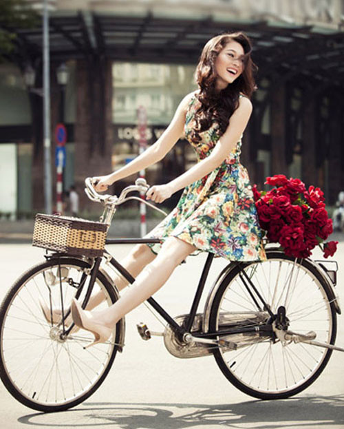 Thu Thảo xinh tươi và đáng yêu vô cùng trong chiếc váy họa tiết hoa nhã nhặn dáng xòe. Đây là dáng váy khá dễ mặc và phù hợp với nhiều form dáng khác nhau. Thu Thảo xinh tươi và đáng yêu vô cùng trong chiếc váy họa tiết hoa nhã nhặn dáng xòe. Đây là dáng váy khá dễ mặc và phù hợp với nhiều form dáng khác nhau.