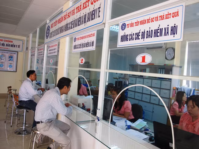 Trong 10 tháng đầu năm 2017, cơ quan thanh tra của bảo hiểm xã hội đã xử phạt 356 đơn vị sử dụng lao động với số tiền xử phạt lên tới hàng tỷ đồng. Ảnh: VTV.