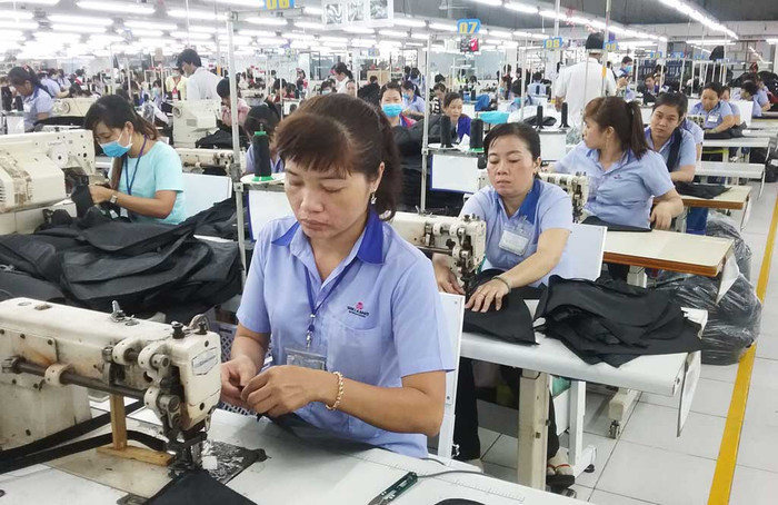 Năm 2018, sẽ có khoảng 49.700 lao động nữ nghỉ hưu đúng tuổi 55 (chưa tính số lao động nghỉ hưu trước tuổi), nhiều người lo lắng cách tính lương hưu mới sẽ thiệt thòi cho lao động nữ. Ảnh: Báo Long An Năm 2018, sẽ có khoảng 49.700 lao động nữ nghỉ hưu đúng tuổi 55 (chưa tính số lao động nghỉ hưu trước tuổi), nhiều người lo lắng cách tính lương hưu mới sẽ thiệt thòi cho lao động nữ. Ảnh: Báo Long An