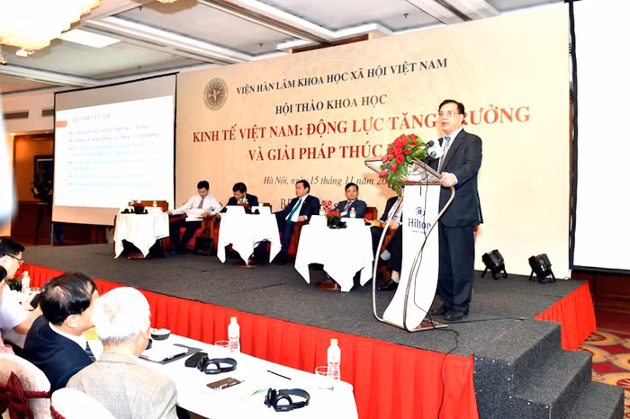 Các đại biểu tham dự Hội thảo đã phân tích, đánh giá tình hình kinh tế Việt Nam cả về động lực tăng trưởng và các giải pháp thúc đẩy. Ảnh: VGP.