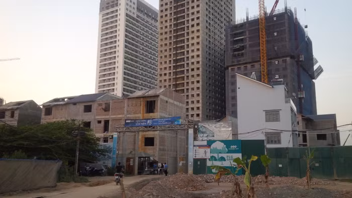 Lối vào dự án HH2 - FLC Garden City, lực lượng bảo vệ không cho phép người lạ và cả người mua nhà vào quay phim, chụp ảnh. Ảnh: V.P