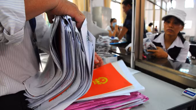 Thông tư mới quy định ghi tên các thành viên trong gia đình vào sổ đỏ không rõ ràng khiến người dân khó hiểu và cho rằng ngành tài nguyên đang tạo thêm thủ tục hành chính gây phiền hà cho người dân. Ảnh: V.Q