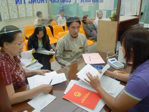 Nhiều người lo lắng cho rằng, thông tư 33 của Bộ Tài nguyên và Môi trường bắt ghi đầy đủ tên thành viên trong gia đình vào sổ đỏ. Ảnh:C.F Nhiều người lo lắng cho rằng, thông tư 33 của Bộ Tài nguyên và Môi trường bắt ghi đầy đủ tên thành viên trong gia đình vào sổ đỏ. Ảnh:C.F
