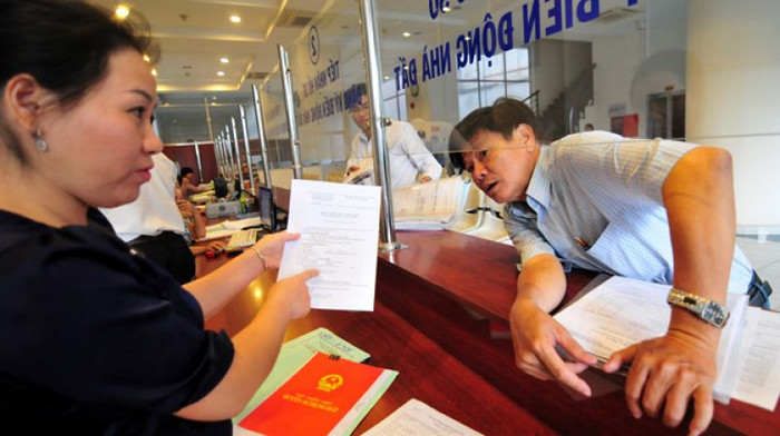 Những giải thích của Bộ Tài nguyên và Môi trường về ghi thêm tên các thành viên gia đình vào sổ đỏ khiến người dân khó hiểu. Ảnh: R.T Những giải thích của Bộ Tài nguyên và Môi trường về ghi thêm tên các thành viên gia đình vào sổ đỏ khiến người dân khó hiểu. Ảnh: R.T