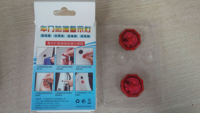 Đèn led cảnh báo mở cửa anh K. mua với giá 298 ngàn đồng không lắp đặt được là hàng nhập lậu. Ảnh: NVCC