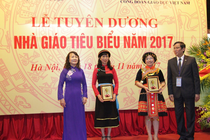Thứ trưởng Nguyễn Thị Nghĩa trao quà và kỷ niệm chương cho các nhà giáo tiêu biểu năm 2017. Ảnh: V.P