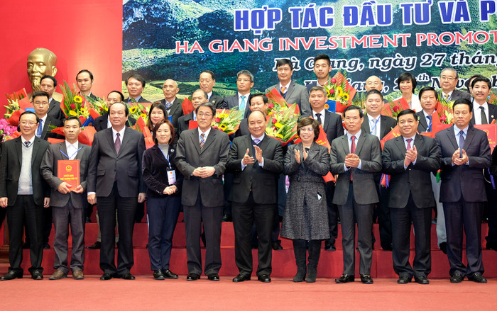 Thủ tướng Nguyễn Xuân Phúc chụp ảnh lưu niệm cùng các đại biểu tham dự Hội nghị xúc tiến đầu tư tỉnh Hà Giang. Ảnh: VGP. Thủ tướng Nguyễn Xuân Phúc chụp ảnh lưu niệm cùng các đại biểu tham dự Hội nghị xúc tiến đầu tư tỉnh Hà Giang. Ảnh: VGP.