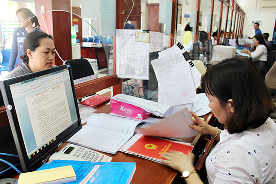Nhiều người băn khoăn với quy đinh mới của thông tư 33, sổ đỏ đã làm có phải làm lại và việc mua bán sang nhượng quyền sử dụng đất có phải xin đầy đủ chữ ký của các thành viên trong sổ đỏ. Ảnh: Hải Yến Nhiều người băn khoăn với quy đinh mới của thông tư 33, sổ đỏ đã làm có phải làm lại và việc mua bán sang nhượng quyền sử dụng đất có phải xin đầy đủ chữ ký của các thành viên trong sổ đỏ. Ảnh: Hải Yến