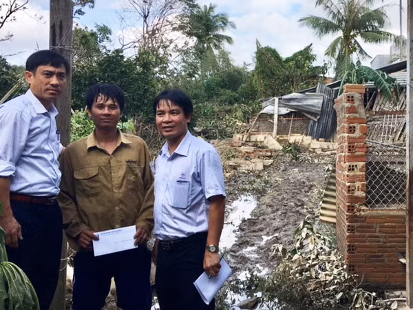 Công đoàn EVNNPT thăm hỏi gia đình công nhân Đội Truyền tải điện Khánh Hoà. Ảnh: Duyên Hải