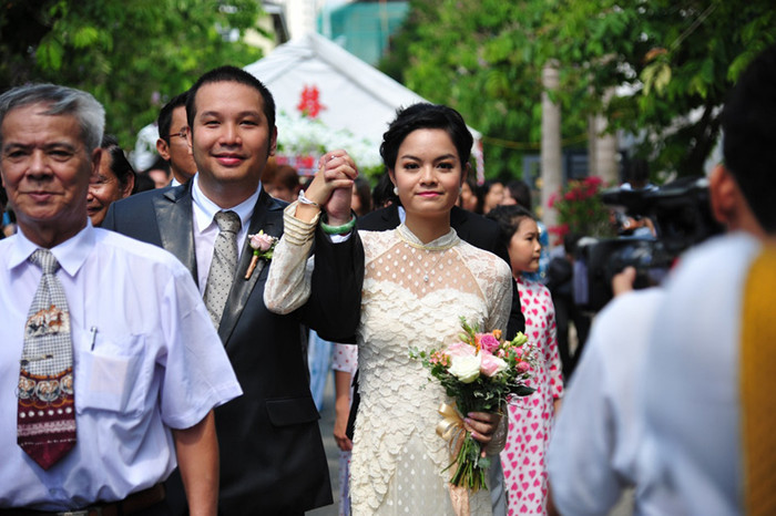 Cái nắm tay vô cùng đặc biệt của cặp vợ chồng trẻ.