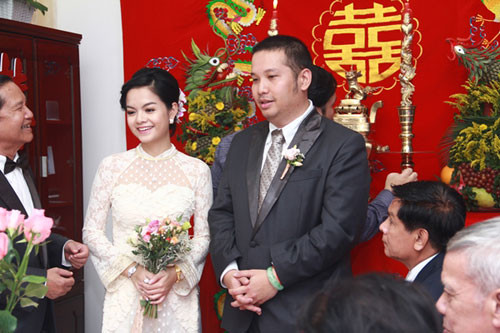 Giọng ca Người dưng ngược lối tinh khôi trong chiếc áo dài ren được thiết kế riêng. Từ cách trang điểm, làm tóc và thần thái toát lên trên gương mặt của Phạm Quỳnh Anh đều gợi lên nét thanh lịch, dịu dàng của những thiếu nữ Hà thành. Nữ ca sĩ khi e ấp, khi rạng ngời hạnh phúc bên chú rể Quang Huy. (Theo Zing)