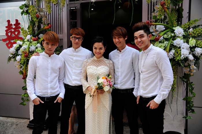 Quỳnh Anh và nhóm nhạc 365.