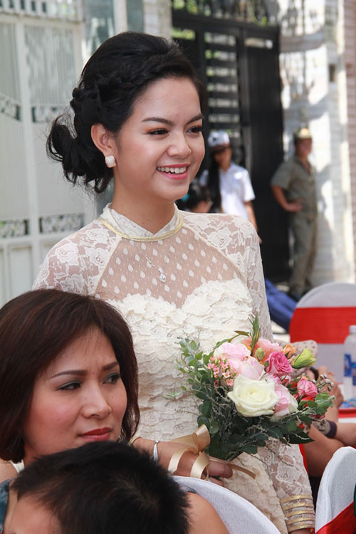 Trước khi tổ chức tiệc cưới long trọng vào lúc 19 giờ tối 10/5, tại Riverside Place (TP.HCM), ca sỹ Quỳnh Anh và chồng đã thực hiện nghi lễ đón dâu truyền thống tại nhà riêng vào 10 giờ sáng cùng ngày.