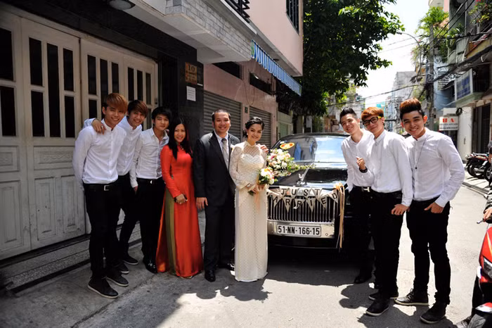 Gần 10 năm yêu nhau nhưng cô cho biết cả hai luôn tạo được khoảng cách vừa đủ để không bị nhàm chán.