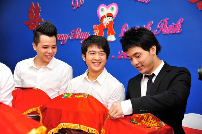 Trước khi tổ chức tiệc cưới long trọng vào lúc 19 giờ tối tại Riverside Place (TP.HCM), ca sỹ Quỳnh Anh và chồng đã thực hiện nghi lễ đón dâu truyền thống tại nhà riêng vào buổi sáng.