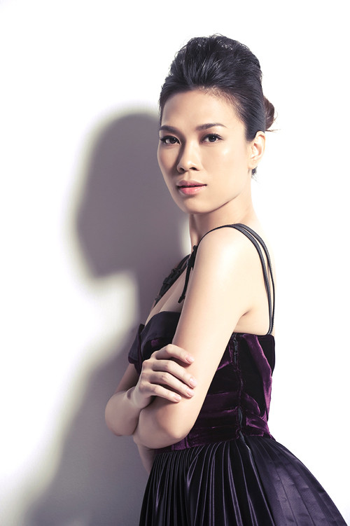 Mỗi lần xuất hiện trên sân khấu, Mỹ Tâm thường thả tóc dài tự nhiên hoặc uốn xoăn để tôn lên nét mặn mà của người phụ nữ trưởng thành.