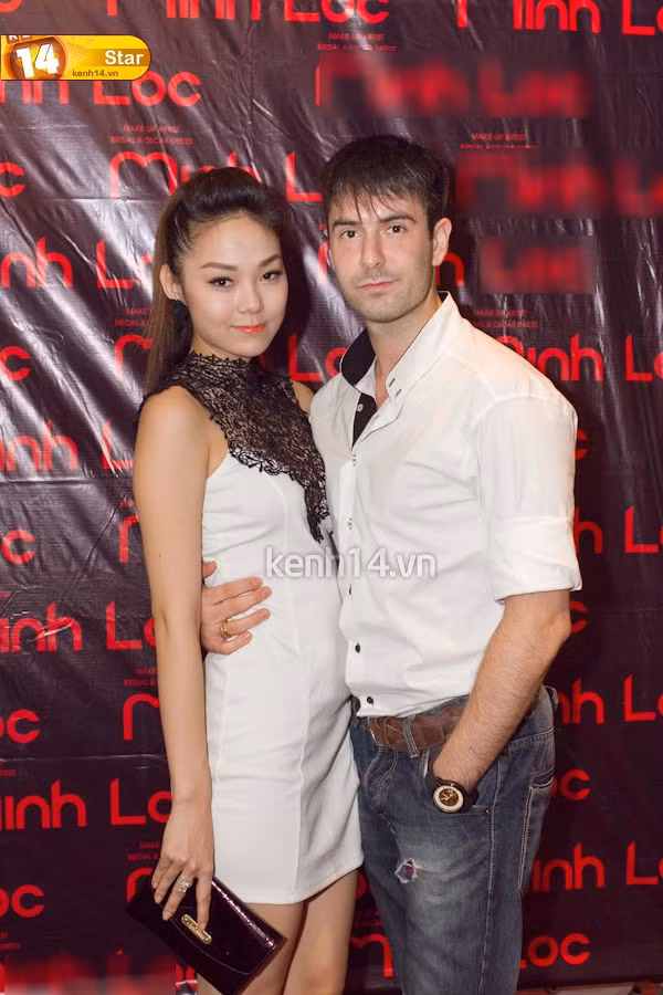 Tối qua (9/5) tại Tp.HCM, Minh Hằng đã "rủ rê" anh bạn nhảy Atanas cùng đi dự tiệc khai trương với trang phục khá "tone sur tone" với nhau. Không những vậy, trong suốt khoảng thời gian sự kiện diễn ra, Minh Hằng luôn "tám" với Atanas, không để nam vũ công "lạc lõng".