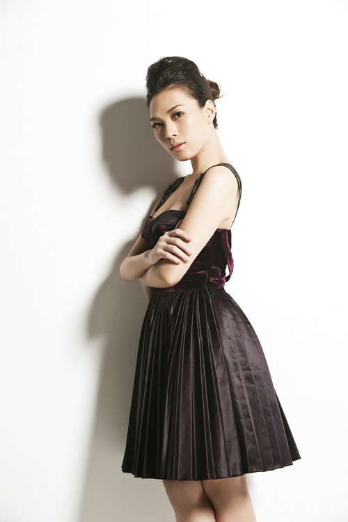 Tuy nhiên, trong bộ ảnh mới thực hiện bởi stylist Quang Tuyến và chuyên gia trang điểm Cu-tie, "họa mi tóc nâu" lột xác hoàn toàn.