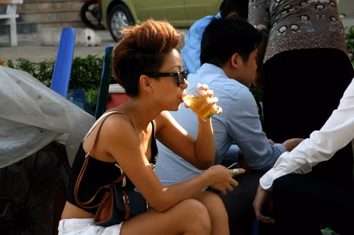 Khá bất ngờ khi thấy ca sỹ Thảo Trang xuất hiện tại Hà Nội trong một quán trà đá ven đường với trang phục hết sức mát mẻ, chiều 9/5.