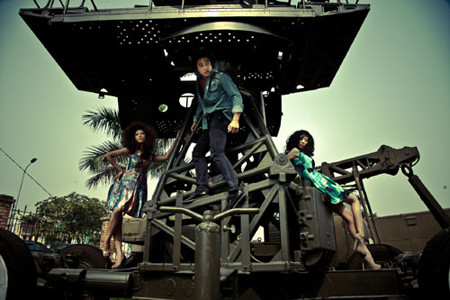 Hình ảnh các người mẫu chụp ảnh bị cho là phản cảm.