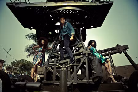 Hình ảnh các người mẫu chụp ảnh bị cho là phản cảm.