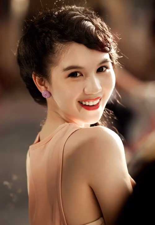 - Tôi chia tay những người yêu trước không phải vì tiền mà vì họ còn trẻ quá, nên chưa biết nghĩ xa. Họ thương tôi, lo cho tôi, nhưng không lo cho gia đình tôi, tôi cũng không chịu.