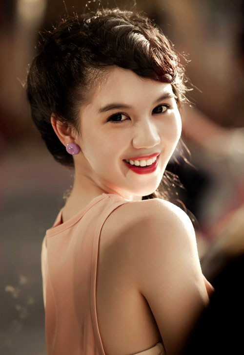 - Tôi chia tay những người yêu trước không phải vì tiền mà vì họ còn trẻ quá, nên chưa biết nghĩ xa. Họ thương tôi, lo cho tôi, nhưng không lo cho gia đình tôi, tôi cũng không chịu. - Tôi chia tay những người yêu trước không phải vì tiền mà vì họ còn trẻ quá, nên chưa biết nghĩ xa. Họ thương tôi, lo cho tôi, nhưng không lo cho gia đình tôi, tôi cũng không chịu.