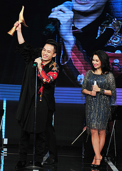 "Tôi thích thành công nhưng một mặt nào đó, thành công cũng làm tôi sợ. Con người nếu không tự rèn luyện trong những chuyến đi sẽ bị bó hẹp ở một không gian. Cũng có người chọn đứng yên bởi họ không muốn thay đổi hình ảnh, tư duy âm nhạc. Năng lực của họ phù hợp với sự cố thủ đó. Tôi ở dạng thứ hai - luôn muốn thay đổi bản thân, luôn muốn phủ nhận mình, làm cách mạng với chính mình, chuyển từ máu nóng sang máu lạnh. Tôi bắt lỗi được mình rất nhiều khi nghe lại những album cũ", Tùng Dương thổ lộ trong một bài phỏng vấn. "Tôi thích thành công nhưng một mặt nào đó, thành công cũng làm tôi sợ. Con người nếu không tự rèn luyện trong những chuyến đi sẽ bị bó hẹp ở một không gian. Cũng có người chọn đứng yên bởi họ không muốn thay đổi hình ảnh, tư duy âm nhạc. Năng lực của họ phù hợp với sự cố thủ đó. Tôi ở dạng thứ hai - luôn muốn thay đổi bản thân, luôn muốn phủ nhận mình, làm cách mạng với chính mình, chuyển từ máu nóng sang máu lạnh. Tôi bắt lỗi được mình rất nhiều khi nghe lại những album cũ", Tùng Dương thổ lộ trong một bài phỏng vấn.