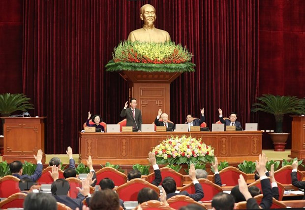 Các đại biểu thông qua chương trình Hội nghị Trung ương 8 khóa XIII. (Ảnh: Phương Hoa/TTXVN)