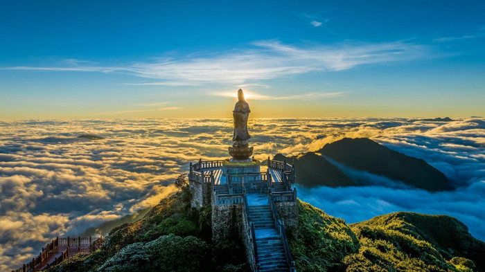 Dạo bước trên những con đường đá men theo thế núi, ngắm nhìn quần thể tâm linh mang dáng chùa Việt cổ thâm nghiêm giữa đại ngàn, bao bọc xung quanh là mây trời trắng muốt, ai nấy đều ngỡ như dạo bước giữa chốn bồng lai tiên cảnh. Giữa mây ngàn gió núi có tiếng chuông chùa vang vọng, Đại Tượng Phật A Di Đà hiện lên từ bi, bảo tháp 11 tầng sừng sững giữa đất trời càng khiến khung cảnh thêm huyền hoặc, an yên. Ảnh: Hoàng Trung Hiếu