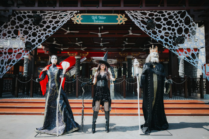 Du khách khu du lịch thích thú khi được chụp hình Halloween từ sớm Du khách khu du lịch thích thú khi được chụp hình Halloween từ sớm