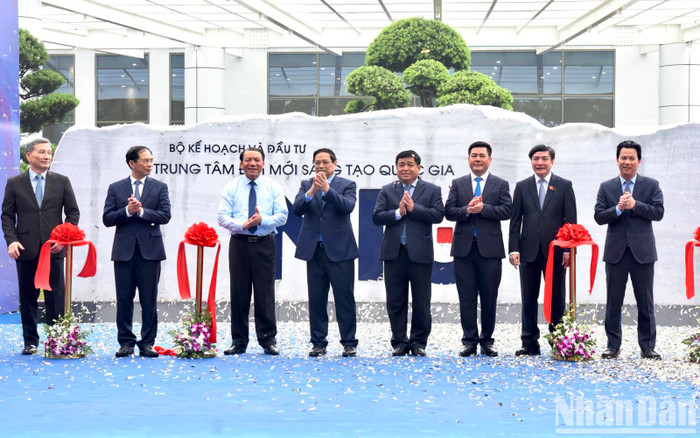 hủ tướng Phạm Minh Chính và các đồng chí lãnh đạo, đại biểu cắt băng khánh thành Trung tâm Đổi mới sáng tạo Quốc gia.