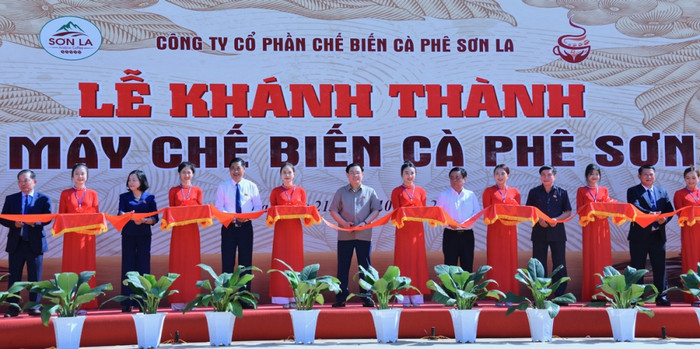 Chủ tịch Quốc hội và các đại biểu cắt băng khánh thành Nhà máy chế biến cà phê Sơn La