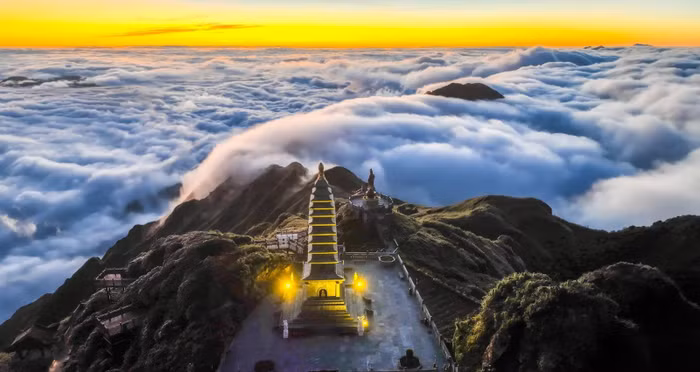 Với độ cao 3.143m, đỉnh thiêng Fansipan là vị trí hiếm có để bất kỳ du khách nào cũng dễ dàng thưởng lãm biển mây bồng bềnh, trắng muốt. Gió đại ngàn thổi khiến mây trời khi từng cuộn, từng cuộn dập dềnh như sóng lớn, rồi cũng có lúc lặng lẽ như khói trầm, làm lộ dãy núi cao xanh đẹp tựa tranh thủy mặc. Ảnh: Hoàng Trung Hiếu Với độ cao 3.143m, đỉnh thiêng Fansipan là vị trí hiếm có để bất kỳ du khách nào cũng dễ dàng thưởng lãm biển mây bồng bềnh, trắng muốt. Gió đại ngàn thổi khiến mây trời khi từng cuộn, từng cuộn dập dềnh như sóng lớn, rồi cũng có lúc lặng lẽ như khói trầm, làm lộ dãy núi cao xanh đẹp tựa tranh thủy mặc. Ảnh: Hoàng Trung Hiếu