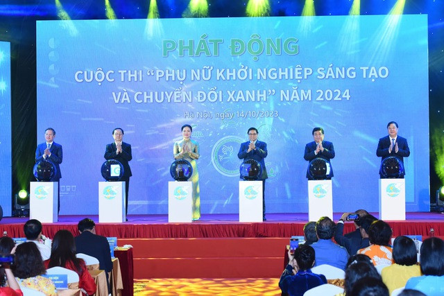 Thủ tướng Phạm Minh Chính và các đại biểu thực hiện nghi thức phát động cuộc thi "Phụ nữ khởi nghiệp sáng tạo và chuyển đổi xanh" năm 2024. Ảnh: VGP/Nhật Bắc