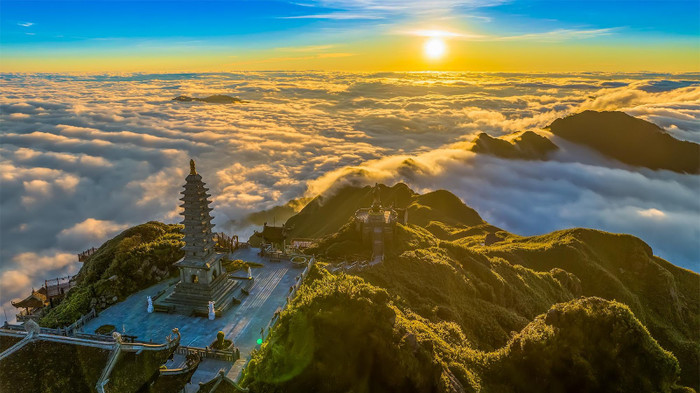 Nếu Sa Pa những ngày này làm say đắm lữ khách với vẻ tịch mịch và có chút trầm buồn, thì ở đỉnh Fansipan lại rạng rỡ với bầu trời xanh vời vợi và nắng thu vàng như rót mật. Dãy Hoàng Liên Sơn những ngày này tựa như cốc cappuccino khổng lồ, “gói” trọn lớp kem mịn làm bằng mây trời vào giữa thung lũng. Ảnh: Hoàng Trung Hiếu
