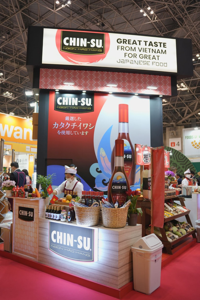 Gian hàng nước mắm Chin-su Cá Cơm Biển Đông tại Foodex Japan 2023. Gian hàng nước mắm Chin-su Cá Cơm Biển Đông tại Foodex Japan 2023.
