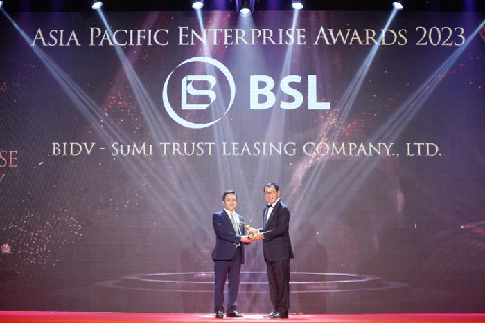 Đại diện BSL nhận giải thưởng “Fast Enterprise Award – Doanh nghiệp tăng trưởng nhanh”