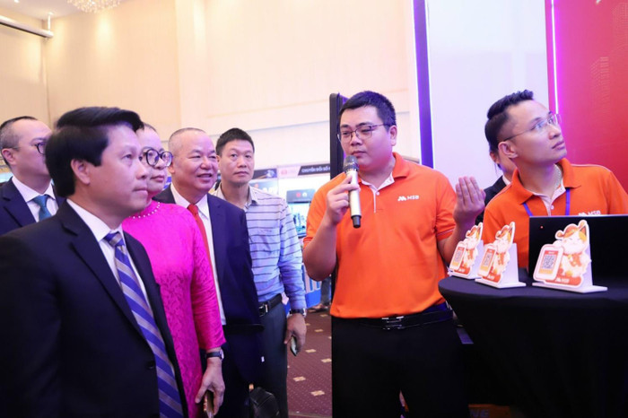 Phó Thống đốc Ngân hàng Nhà nước Phạm Tiến Dũng tham quan và trải nghiệm M-Merchant tại gian hàng của MSB