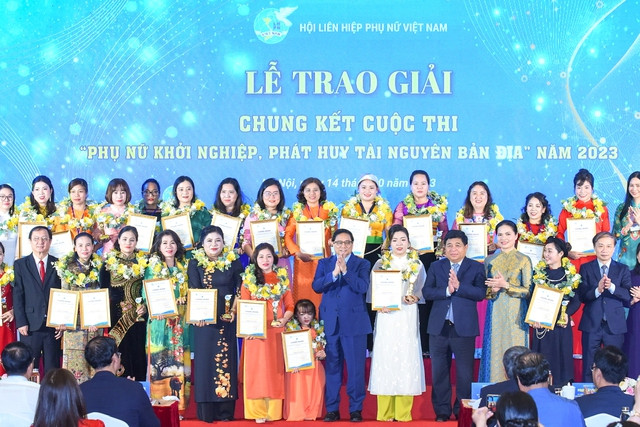 Thủ tướng Phạm Minh Chính cùng các đại biểu chụp ảnh lưu niệm tại Lễ trao giải. Ảnh: VGP/Nhật Bắc