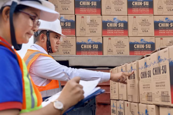 Trước khi được đưa ra thị trường, tất cả các chai nước mắm Chin-su Cá Cơm Biển Đông đều phải trải qua quá trình kiểm duyệt nghiêm ngặt.