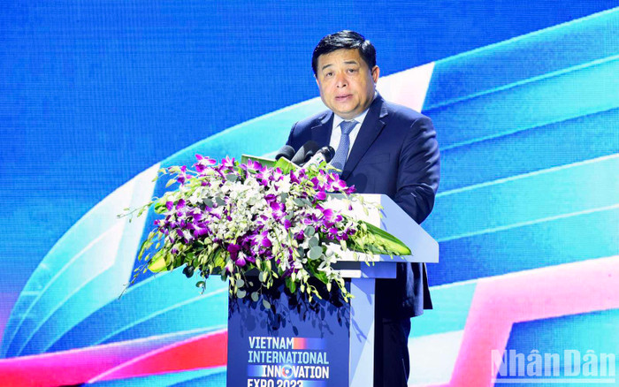 Bộ trưởng Kế hoạch và Đầu tư Nguyễn Chí Dũng phát biểu tại buổi lễ.