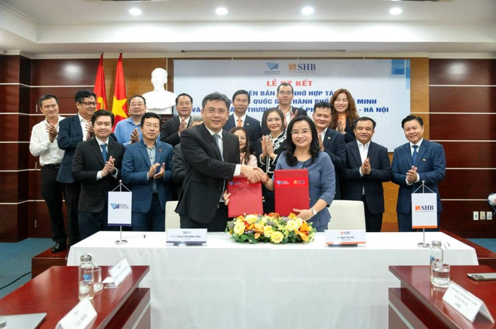 Tiến sĩ Ngô Thu Hà - Tổng Giám đốc SHB và Phó Giáo sư, Tiến sĩ Nguyễn Minh Tâm - Phó Giám đốc Đại học Quốc gia Thành phố Hồ Chí Minh trao thỏa thuận hợp tác. Tiến sĩ Ngô Thu Hà - Tổng Giám đốc SHB và Phó Giáo sư, Tiến sĩ Nguyễn Minh Tâm - Phó Giám đốc Đại học Quốc gia Thành phố Hồ Chí Minh trao thỏa thuận hợp tác.